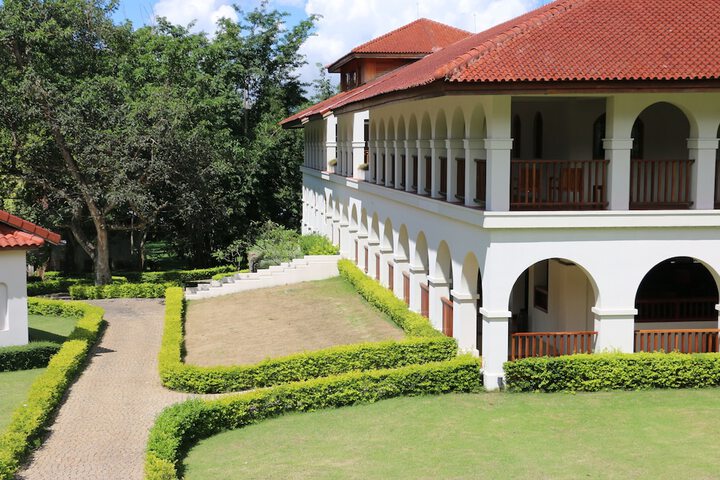 Hotel Exterior 84 of 93
