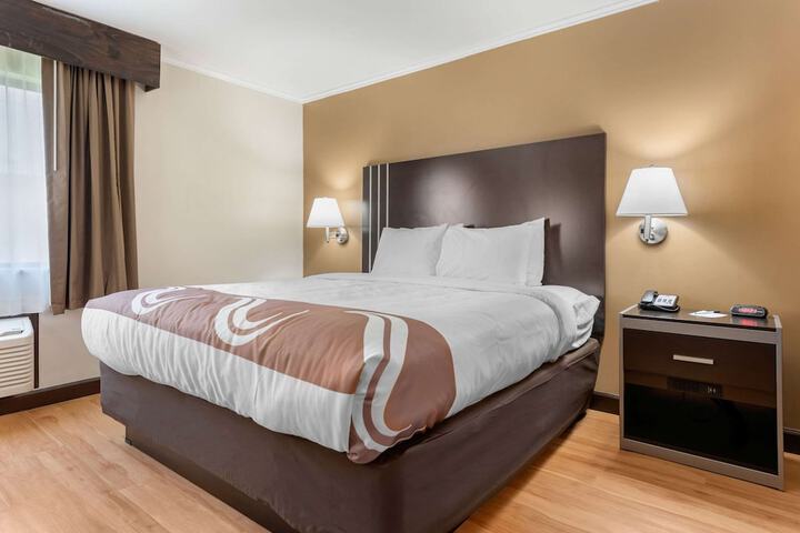 1 King Bed Accessible (4 of 17)