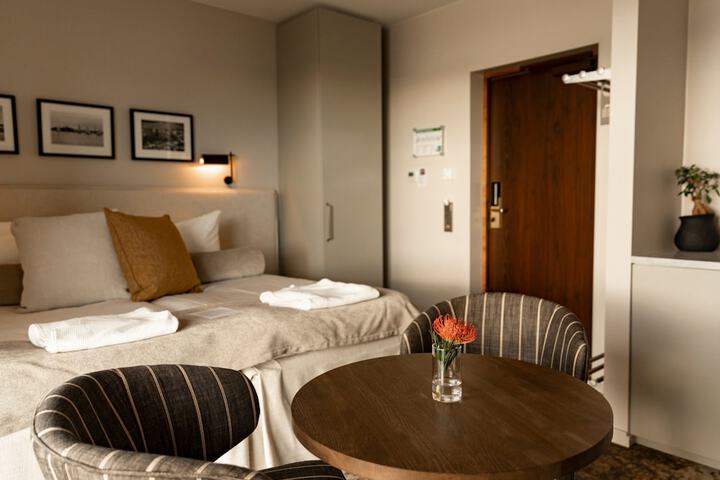 Room 3 of 98