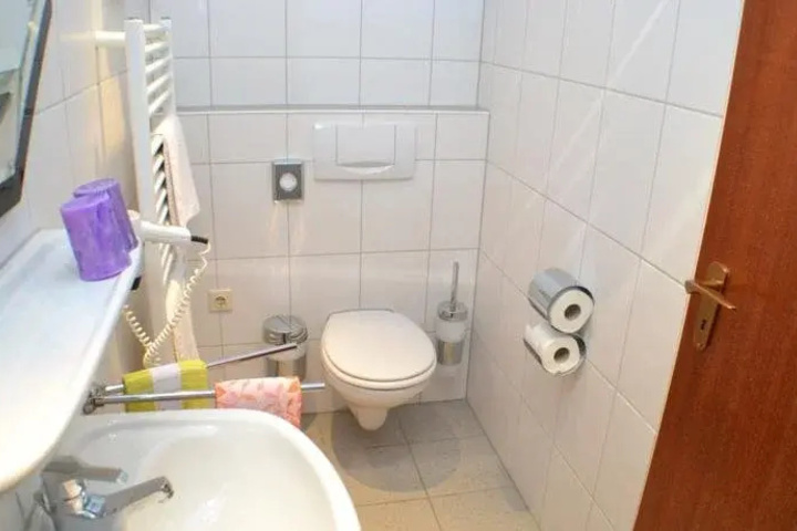 Room 5 of 18