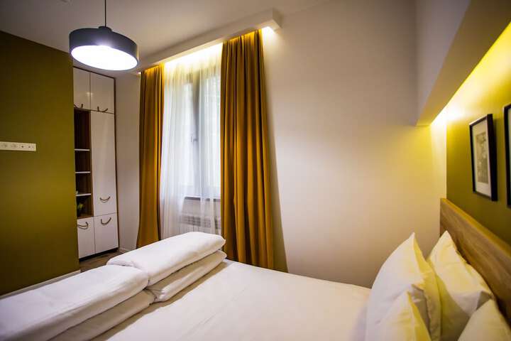 Room 10 of 103