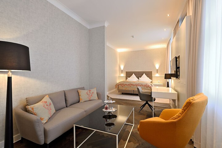 Room 12 of 77