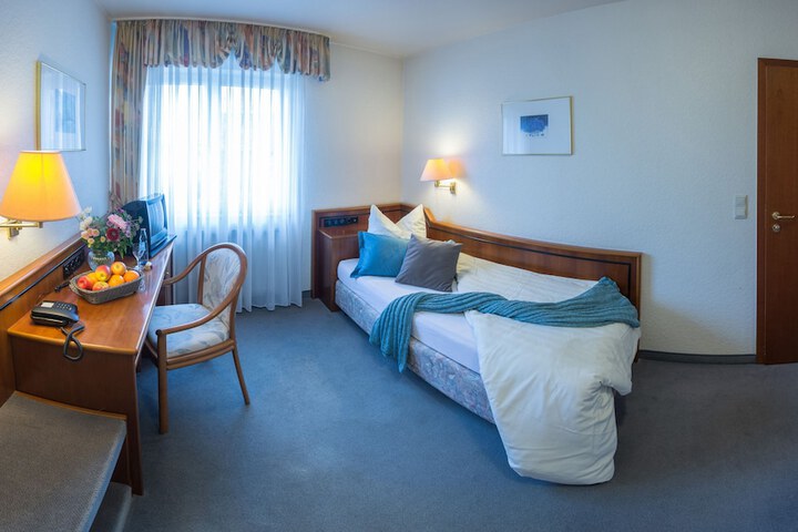 Room 3 of 33