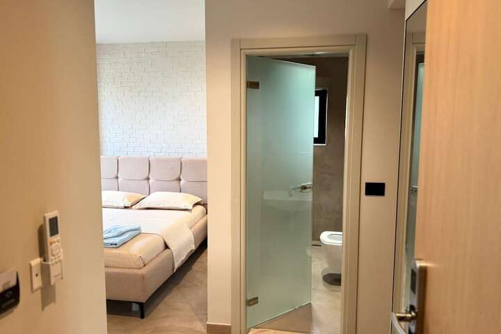 Room 8 of 95
