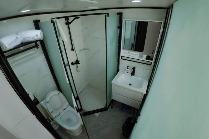 Room 16 of 18