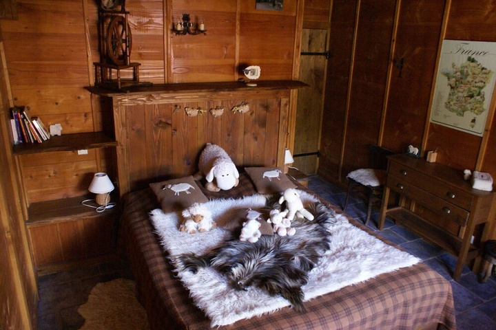 Room 4 of 15