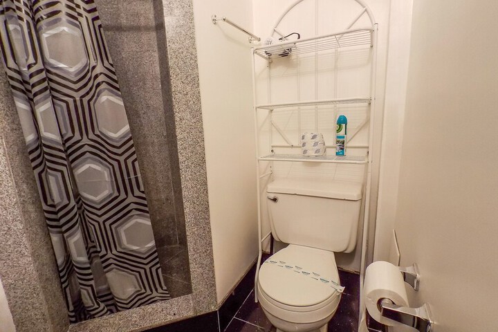 Room 200 of 214