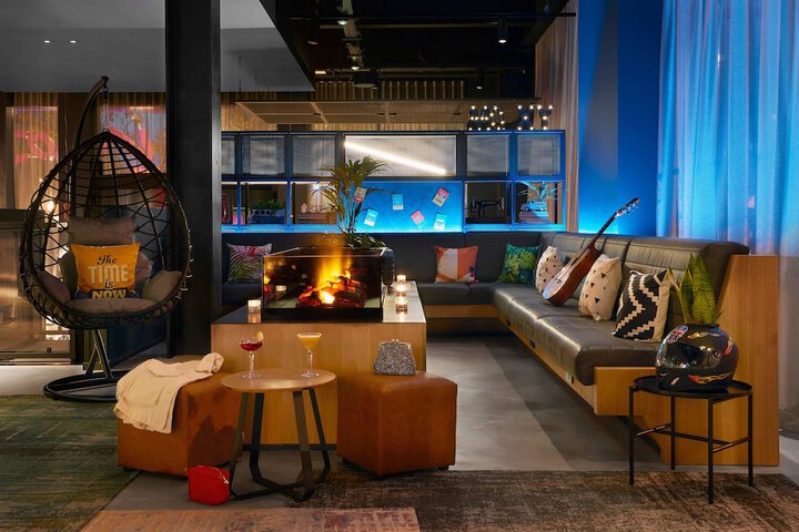Lounge 28 of 31