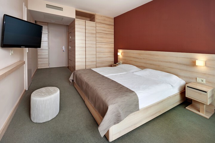Room 8 of 72