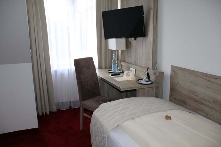 Room 12 of 90