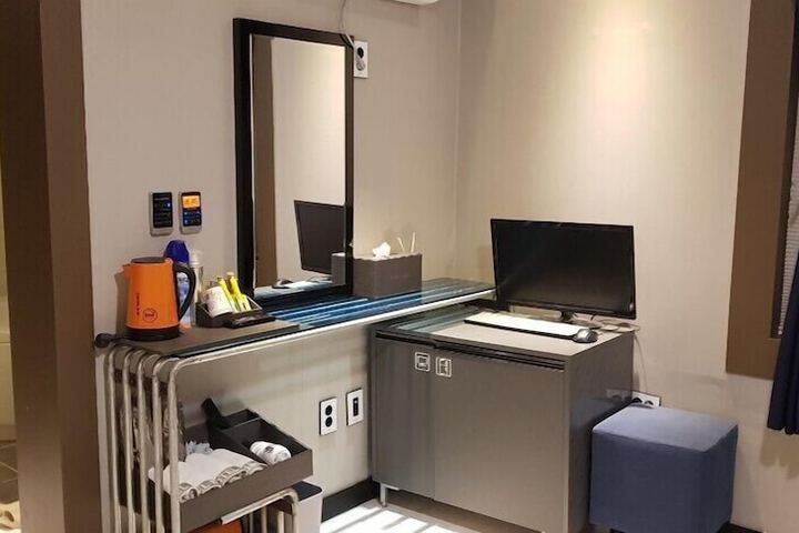 Room 6 of 12