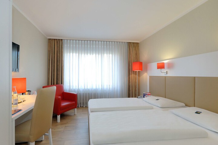 Room 6 of 33