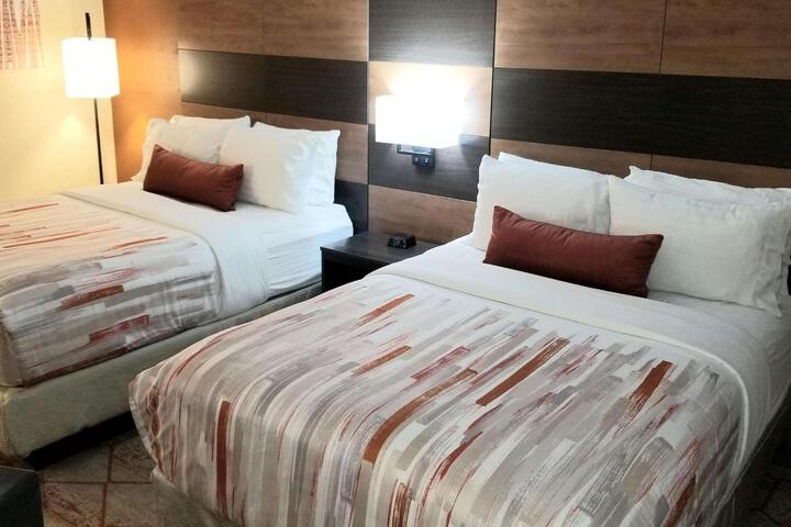2 Queen Beds Communication Assistance Pillow Top Mattress Microwave and Refrigerator Full Breakfast (3 of 14)