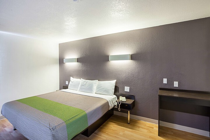 1 King Bed (10 of 14)