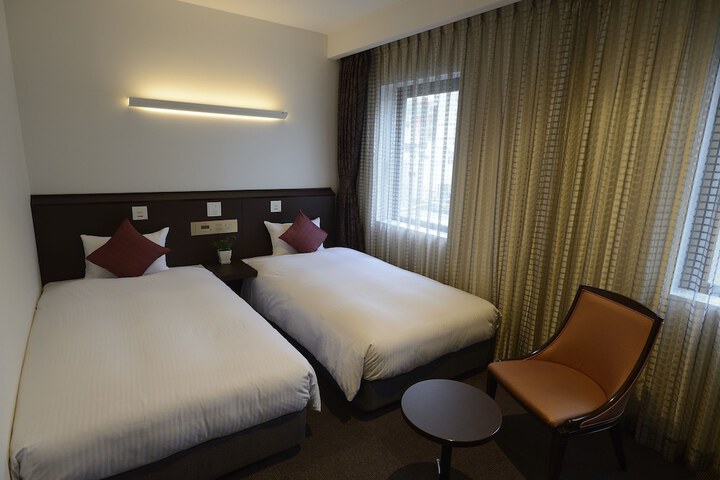 Room 11 of 32