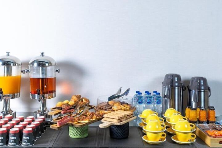 Breakfast/Coffee Service 40 of 53