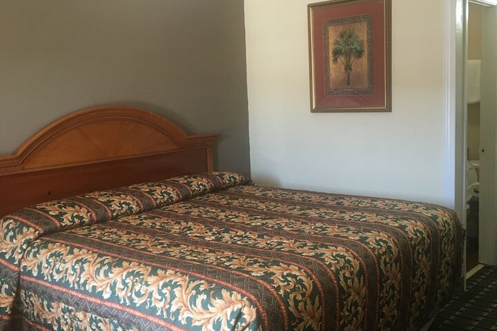 1 King Bed (4 of 12)