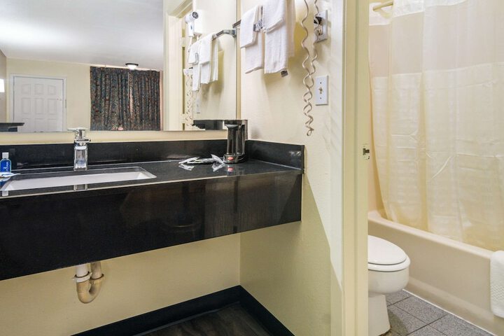 2 Queen Beds (2 of 8)