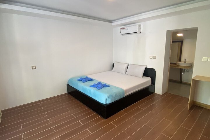Room 10 of 104