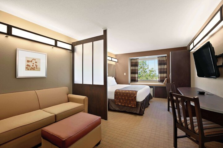 Suite Accessible Queen Size Bed (2 of 12)