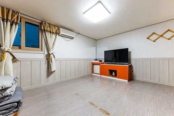 Room 6 of 11