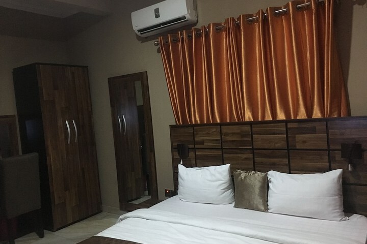 Room 7 of 16