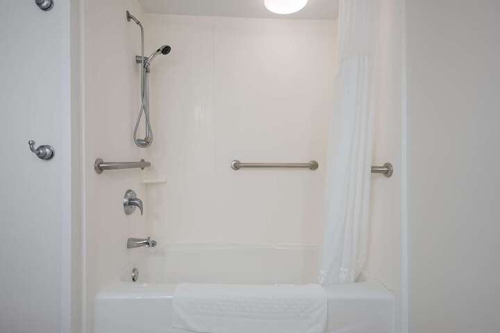 2 Queen Beds Flat Screen Television Microwave and Refrigerator High Speed Internet Accessible Full Breakfast (7 of 12)