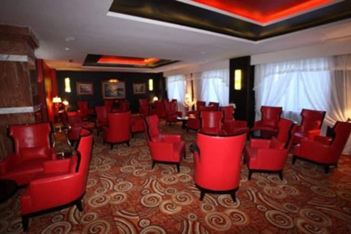 Lounge 30 of 37