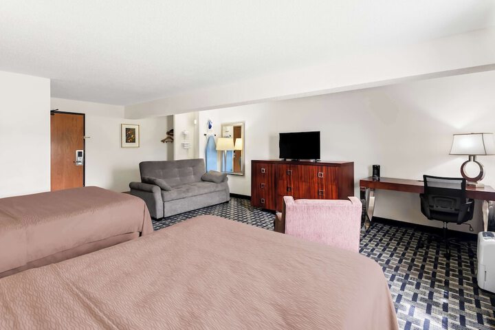 2 Queen Beds (6 of 9)