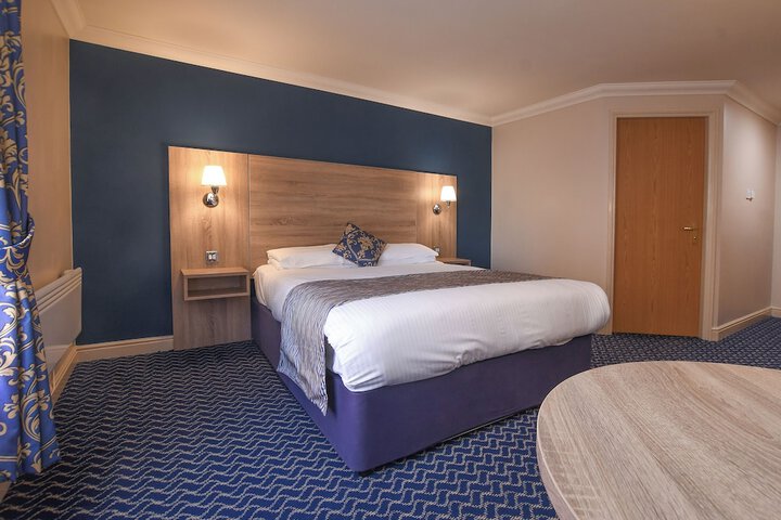 Room 33 of 216