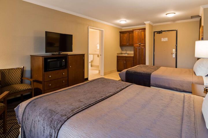 2 Double Beds Microwave and Refrigerator WiFi Full Breakfast (10 of 13)