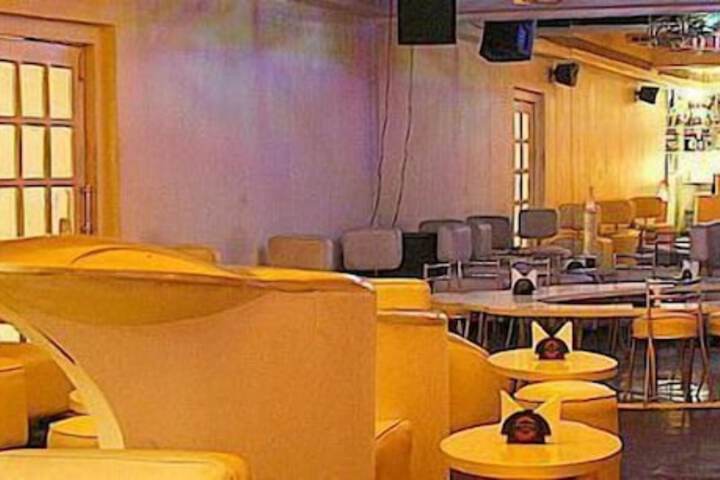 Lounge 54 of 63