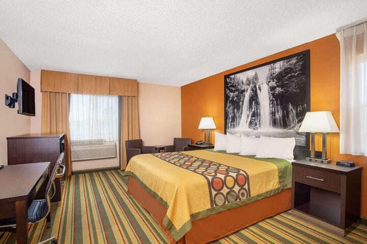 1 King Bed (3 of 5)