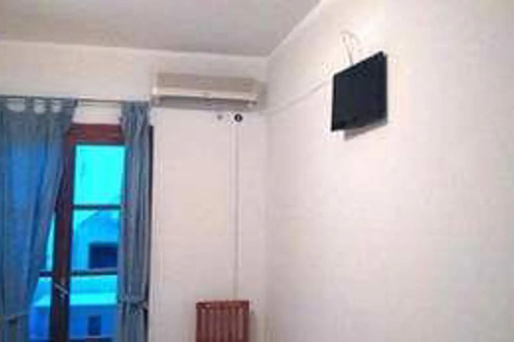Room 10 of 14