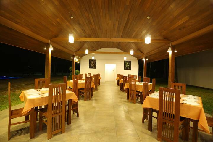 Dining 11 of 20