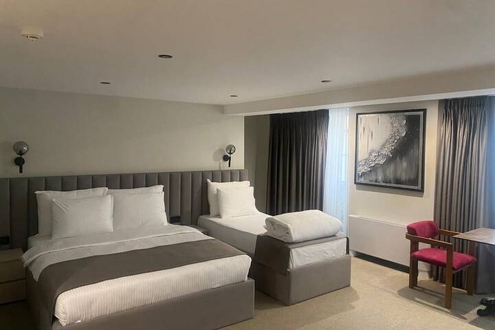 Room 7 of 9