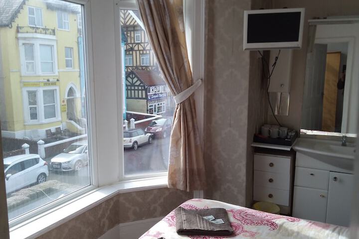 Room 4 of 37