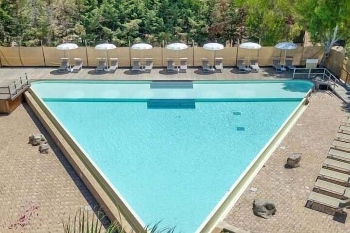 Pool 7 of 10