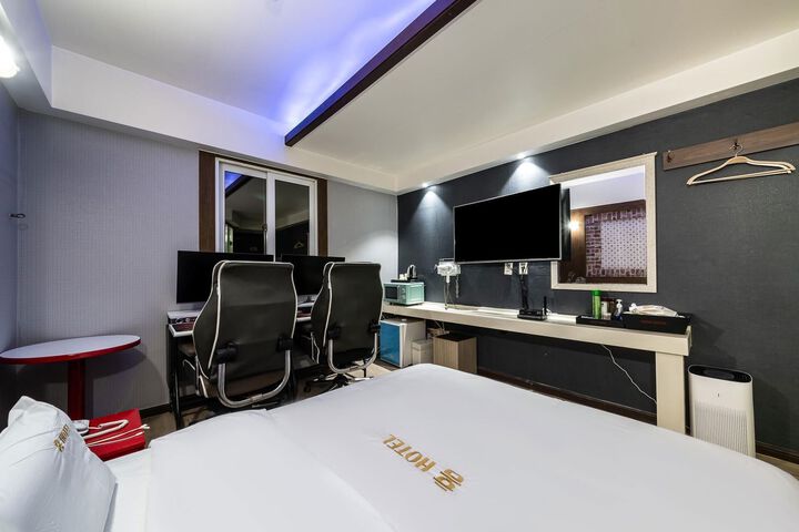Room 13 of 37