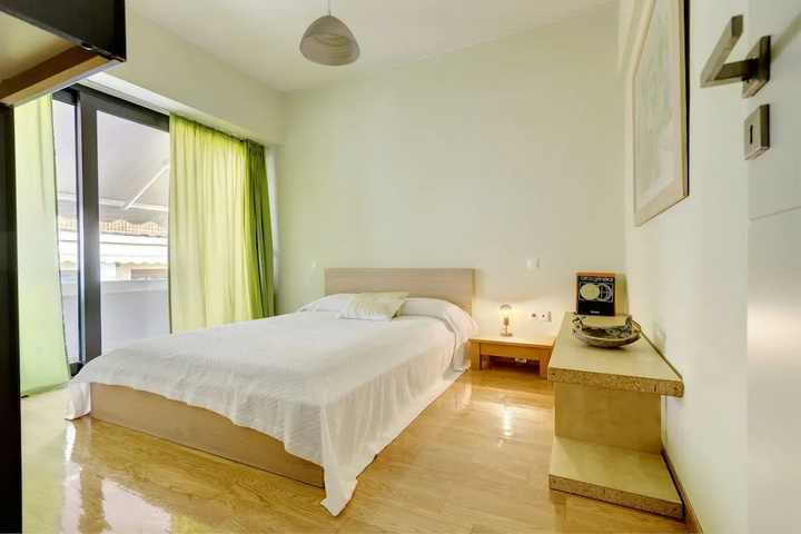 Minimal apt next to Acropolis