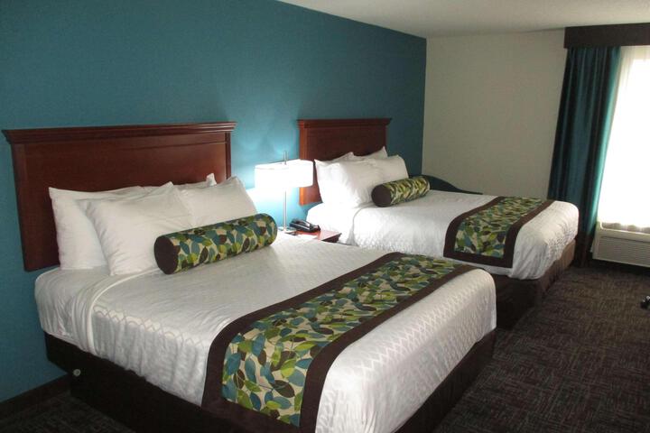 2 Queen Beds (10 of 13)