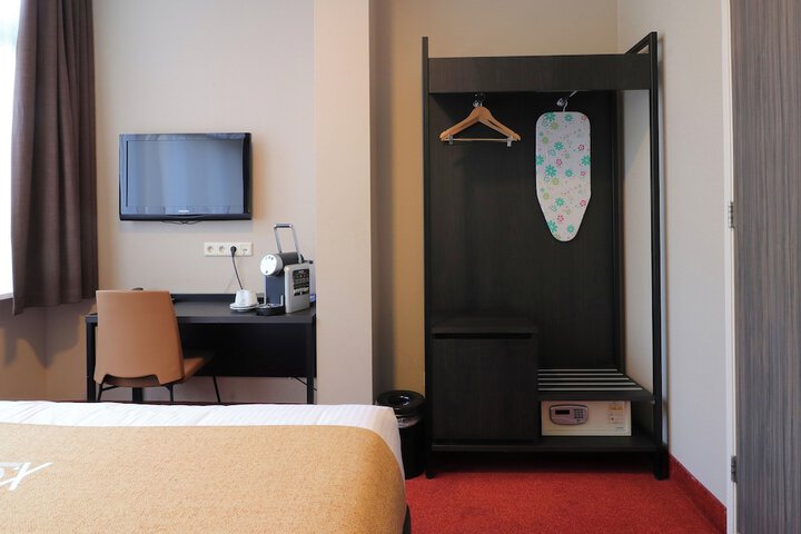 Room 16 of 42