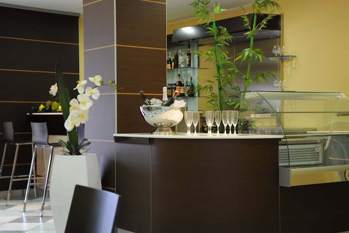 Lounge 16 of 23