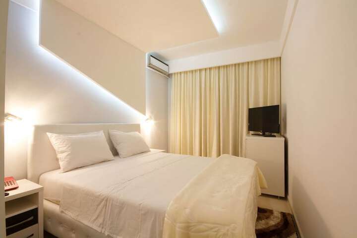 Room 4 of 32