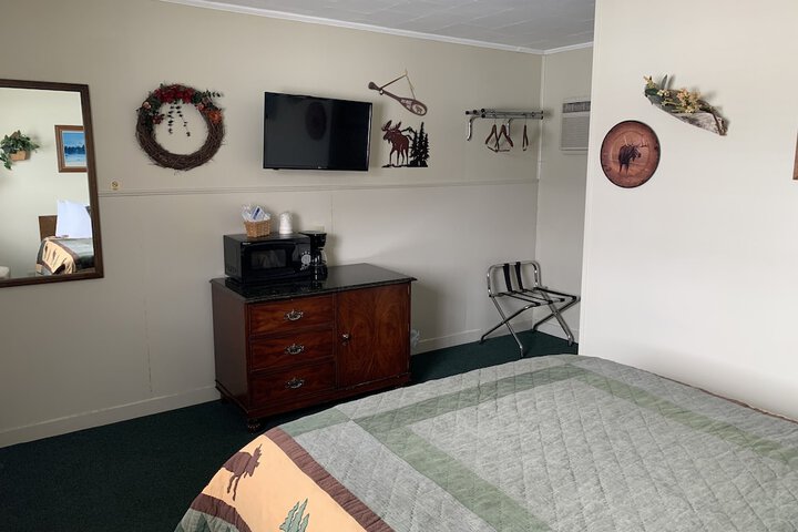 Motel Standard Queen Bed (6 of 23)