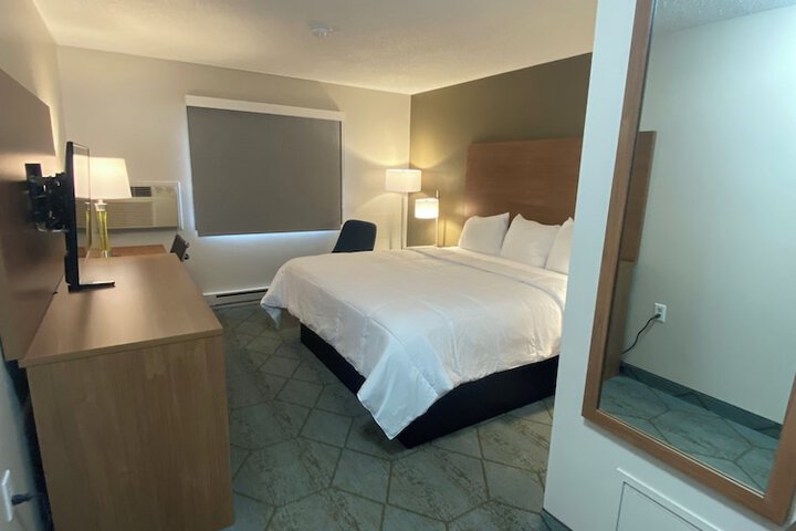 1 King Bed Mobility Accessible Bathtub with Grab Bars (3 of 7)