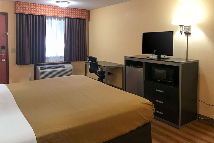 1 King Bed (6 of 7)