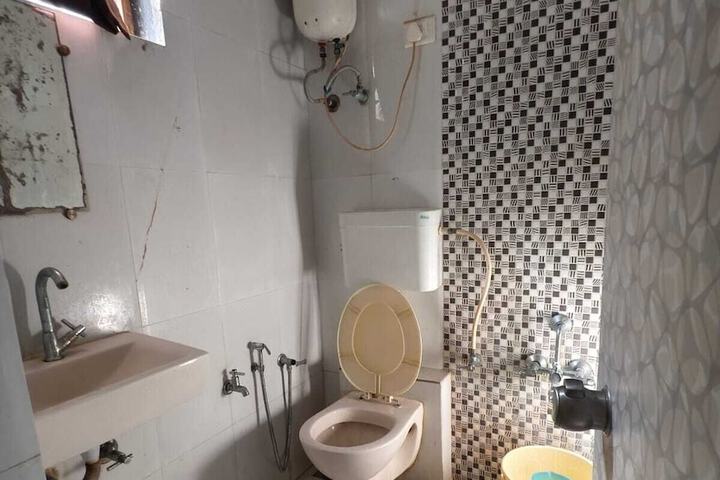 Room 6 of 10
