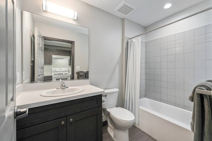 2 Queen Beds Mobility Accessible Suite Roll in Shower (9 of 10)