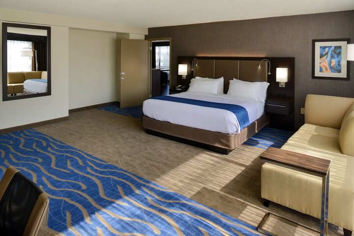 1 Queen Bed Accessible (3 of 10)